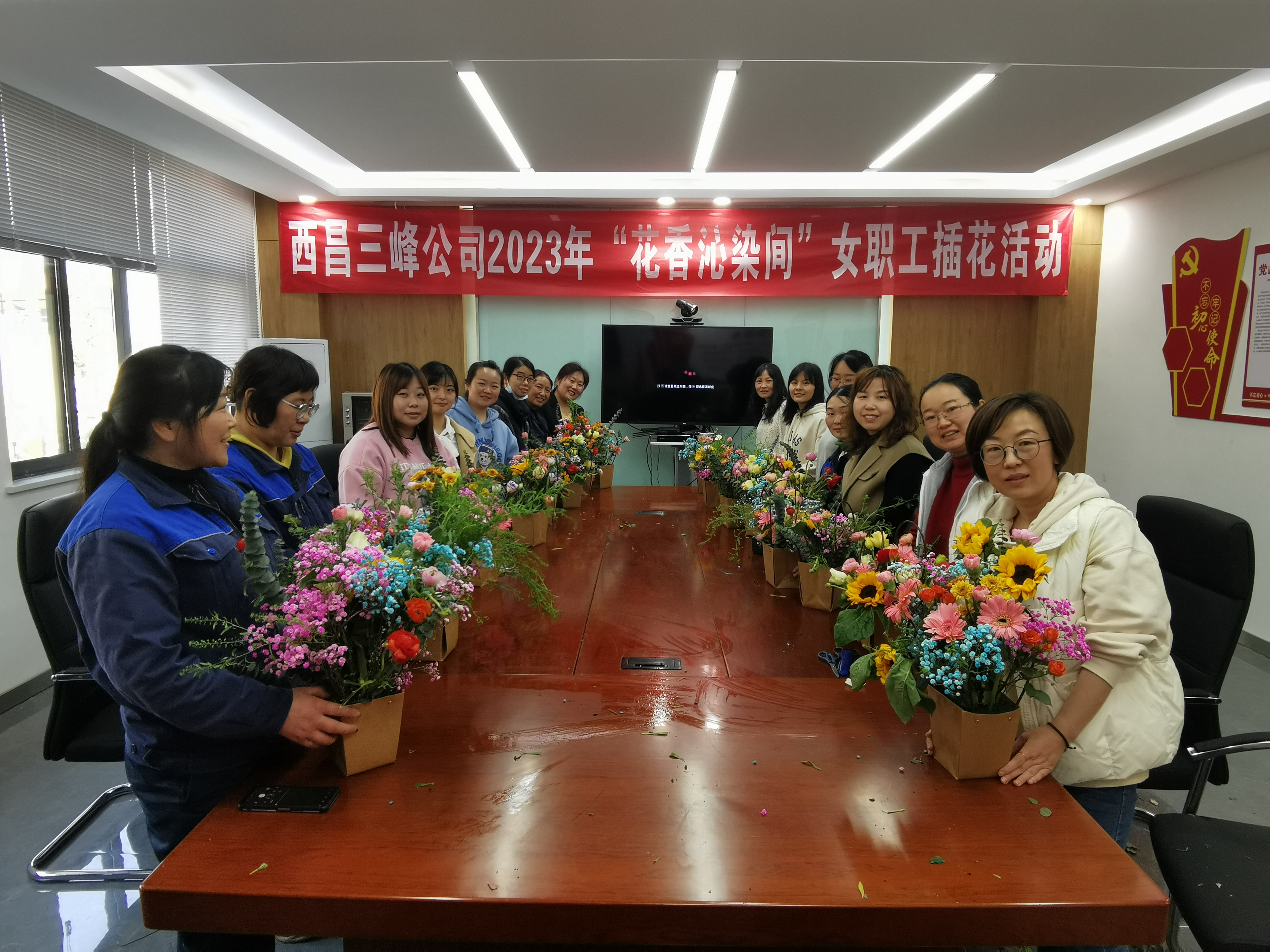3月7日，四川西昌公司開展“花香沁染間”插花活動(dòng)。.jpg